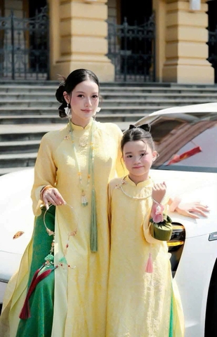 AD tơ ánh vàng 4 tà cổ 3p đính tag hoa vai