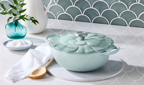 NỒI GANG LE CREUSET PETAL BRAISER SEA SALT CÓ NẮP 26CM XANH MINT