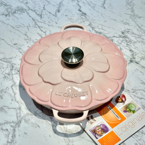 Chảo le creuset petal braiser shell pink nắp hoa 26cm hồng
