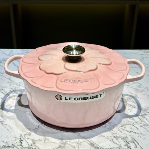 NỒI GANG LE CREUSET PETAL SHELL PINK NẮP HOA 26CM MÀU HỒNG