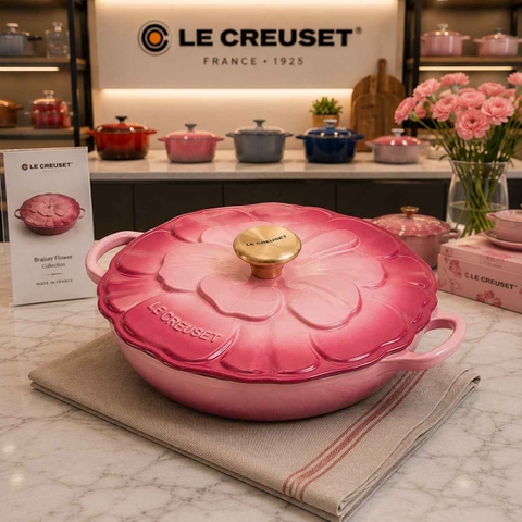 CHẢO GANG HOA LE CREUSET BERRY 20CM MÀU HỒNG ĐẬM