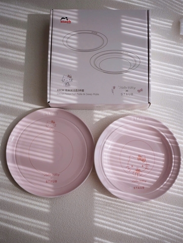 SET BÁT ĐĨA CỐC 10 MÓN STAUB HELLO KITTY ( 4 BÁT, 2 ĐĨA Floral , 2 ĐĨA Blossom , 2 CỐC)