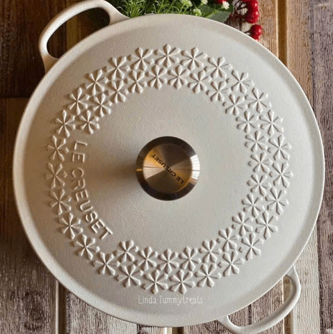 NỒI GANG SÂU LÒNG LE CREUSET COTTON HOA MAI 22CM