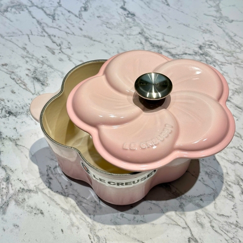 NỒI GANG LE CREUSET FLORAL HỒNG SHELL PINK NẮP CÁNH HOA 20CM