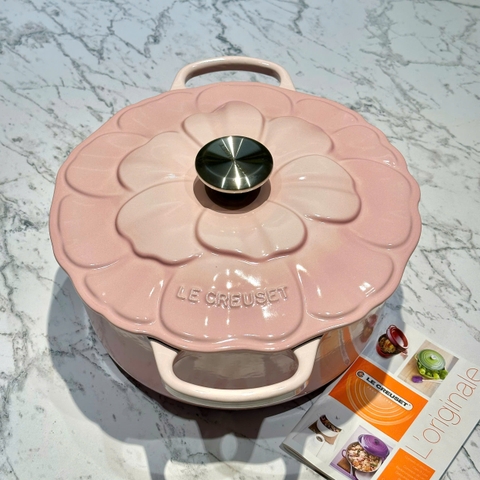 NỒI GANG LE CREUSET PETAL SHELL PINK NẮP HOA 26CM MÀU HỒNG