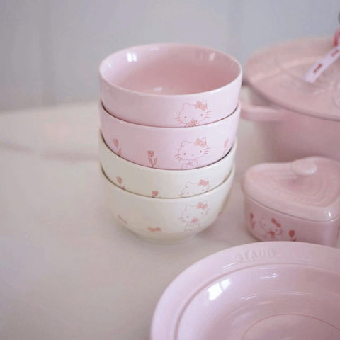 SET BÁT ĐĨA CỐC 10 MÓN STAUB HELLO KITTY ( 4 BÁT, 2 ĐĨA Floral , 2 ĐĨA Blossom , 2 CỐC)