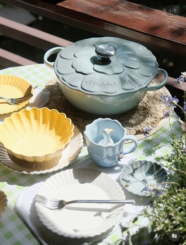 NỒI GANG LE CREUSET PETAL BRAISER SEA SALT CÓ NẮP 26CM XANH MINT