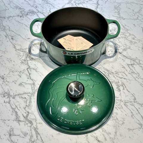 NỒI GANG LE CREUSET ARTICHAUT PHÙ THỦY 24CM XANH