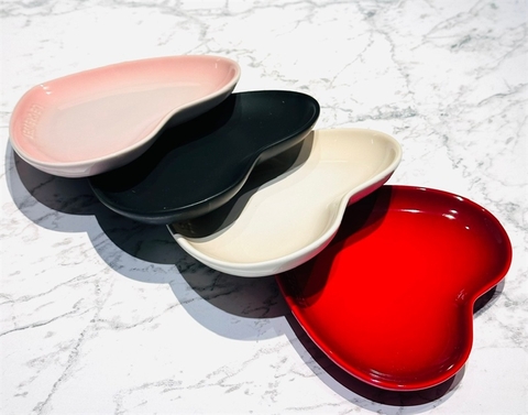 Set 4 đĩa trái tim Le Creuset 17cm ( đen,đỏ, hồng nhạt,trắng) M1