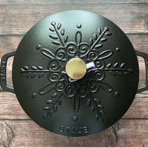 Nồi gang Staub snowflake black bông tuyết 24cm màu đen