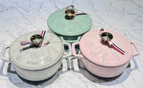Nồi gang Staub hồng Sorbet bông lúa 16cm