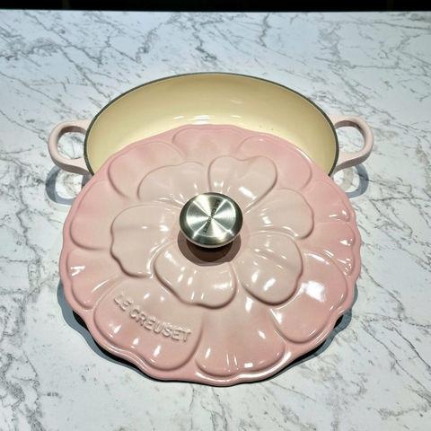 Chảo le creuset petal braiser shell pink nắp hoa 26cm hồng