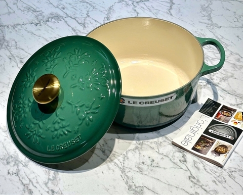 NỒI GANG LE CREUSET NOEL ARTICHAUT 24CM NÚM VÀNG TRÒN MÀU XANH