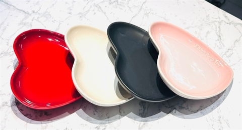 Set 4 đĩa trái tim Le Creuset 17cm ( đen,đỏ, hồng nhạt,trắng) M1