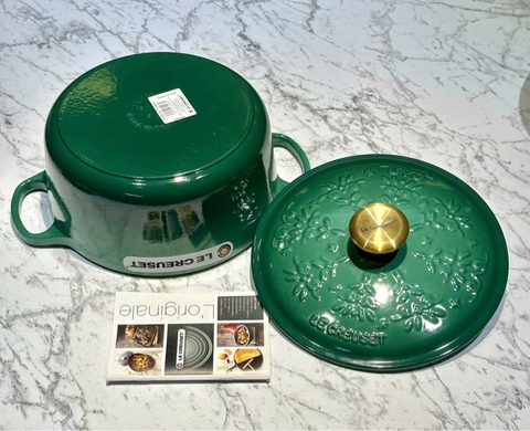 NỒI GANG LE CREUSET NOEL ARTICHAUT 24CM NÚM VÀNG TRÒN MÀU XANH
