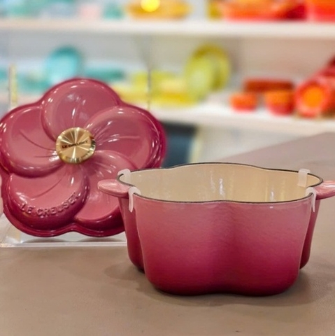 NỒI GANG LE CREUSET FLORAL HỒNG BERRY NẮP CÁNH HOA 20CM