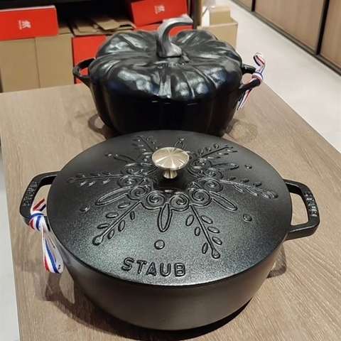 Nồi gang Staub snowflake black bông tuyết 24cm màu đen
