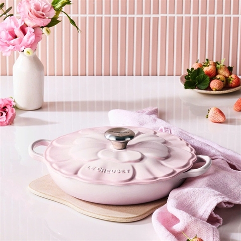 Chảo le creuset petal braiser shell pink nắp hoa 26cm hồng