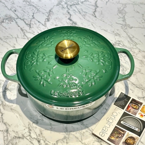 NỒI GANG LE CREUSET NOEL ARTICHAUT 24CM NÚM VÀNG TRÒN MÀU XANH