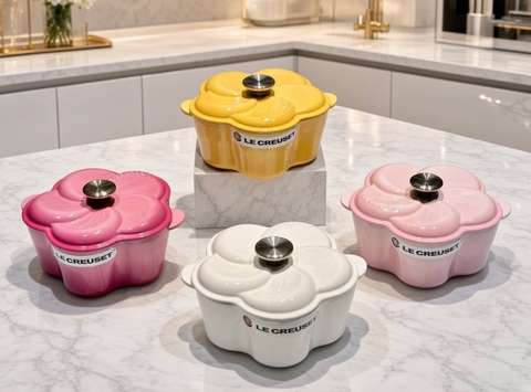 NỒI GANG LE CREUSET FLORAL MÀU VÀNG NẮP CÁNH HOA 20CM
