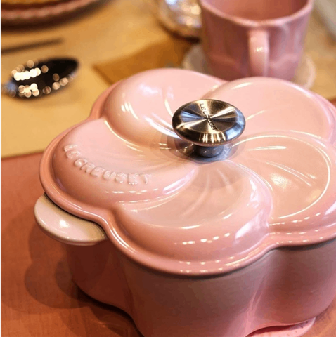 NỒI GANG LE CREUSET FLORAL HỒNG SHELL PINK NẮP CÁNH HOA 20CM