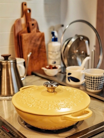 NỒI GANG SÂU LÒNG LE CREUSET MIMOSA HOA MAI 22CM MÀU VÀNG