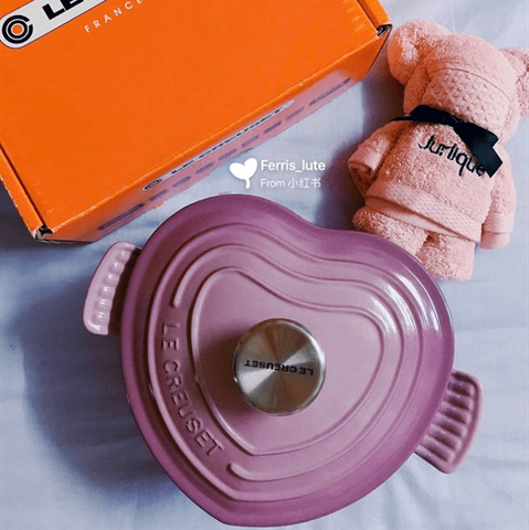 NỒI GANG LE CREUSET MAUVE PINK TRÁI TIM 20CM HỒNG