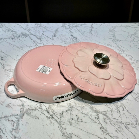 Chảo le creuset petal braiser shell pink nắp hoa 26cm hồng
