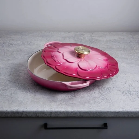 CHẢO GANG HOA LE CREUSET BERRY 20CM MÀU HỒNG ĐẬM