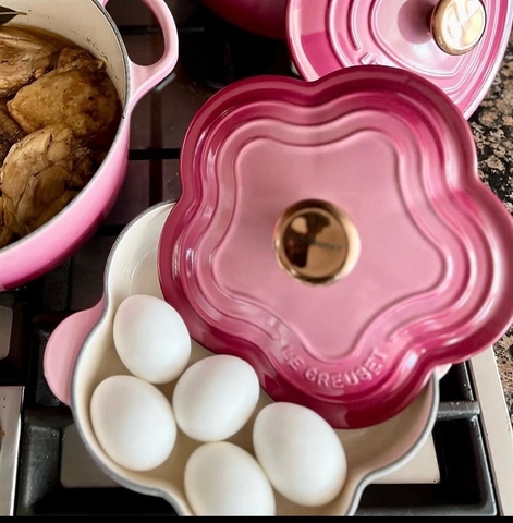 CHẢO GANG HOA LE CREUSET BERRY 20CM MÀU HỒNG ĐẬM