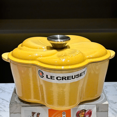 NỒI GANG LE CREUSET FLORAL MÀU VÀNG NẮP CÁNH HOA 20CM