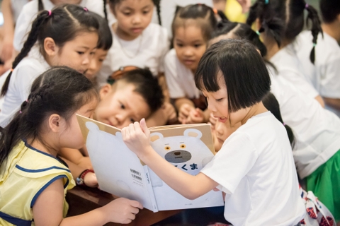 Mọt sách Mogu cùng các bạn học sinh tiểu học