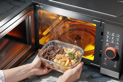 Lò vi sóng có làm chín thức ăn không? Giải đáp nguyên lý hoạt động và những điều cần biết