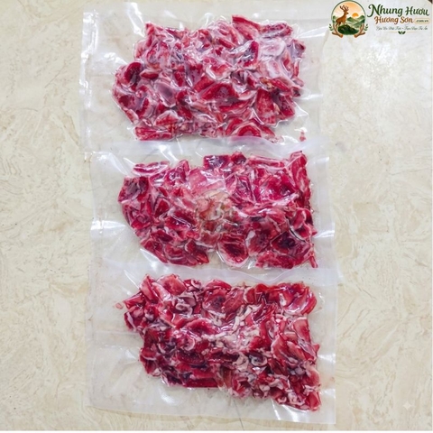 Các lát nhung hươu tươi sau khi cạo sạch lông thái lát mỏng tròn đều đọng trọn huyết tươi