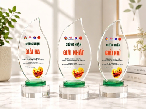Cúp pha lê trao giải cuộc thi