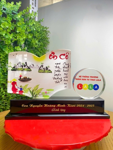 Pha Lê hình quyển sách