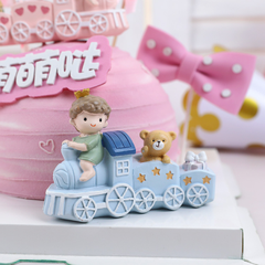 Bé trai lái tàu xanh trang trí bánh