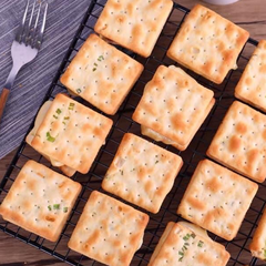 Bánh quy vuông kẹp hành (45 chiếc)