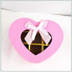 Hộp socola trái tim 13 viên ô kính