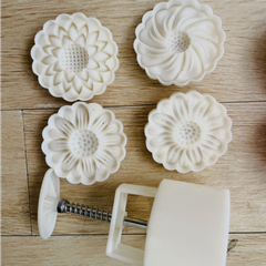 Khuôn trung thu lò xo cúc họa mi 4 mặt 150g