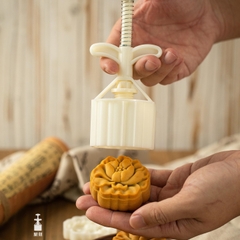 Khuôn trung thu lò xo 2 mặt hoa trà hoa sen 75g