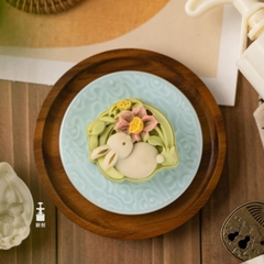 Khuôn trung thu lò xo 1 mặt thỏ sen 75g