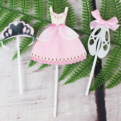 Set que váy, vương miện hồng