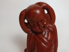 Chú tiểu đưa tay lên đầu	- HT_54020321