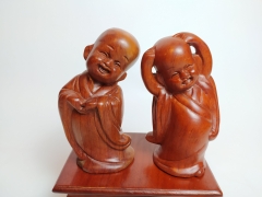 Chú tiểu đưa tay lên đầu	- HT_54020321