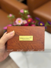 Vietcombank - Hộp đựng giấy ăn gỗ hương gắn mác đồng
