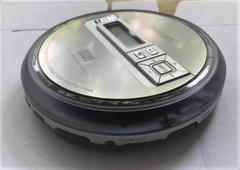 Máy nghe đĩa cd walknman philips  , máy nghe cd philips AXP 2550  có thiết kế mặt phay điểm nhựa trong để khi chạy bạn có thể nhìn thấy đĩa quay . Máy được thiết kế trang nhã , máy chạy được định dạng audioCd, audiocdmp3, chức năng chống shock