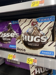 Socola kem bọc socola sữa Hershey’s Hugs Chocolate 456g (mua hộ)