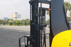 Xe nâng Reach truck cũ 1.3 tấn Komatsu FB13RS-14. Khung V2500. Sản xuất 2011. Mã XC.R13KOS25.00467