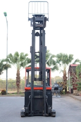 Xe nâng Reach truck 1.6 tấn BT RRE160CC. Khung Triplex 7000mm, Sản xuất 2012